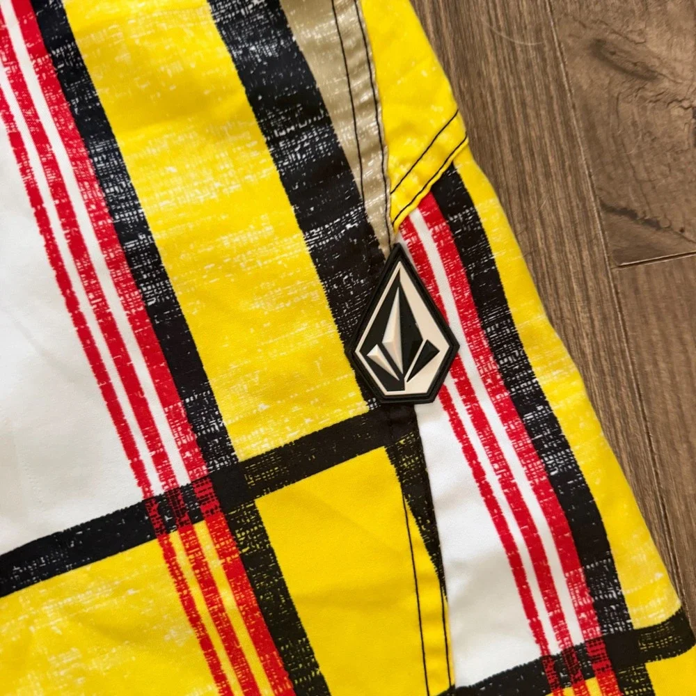 Volcom Board Shorts Mens 32 Yellow Plaid Cargo Pocket Swim Trunks Graphic Surf